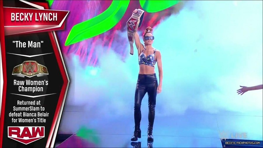 WWE_Monday_Night_Raw_2021_11_08_720p_HDTV_x264-NWCHD_mp4_004134802.jpg