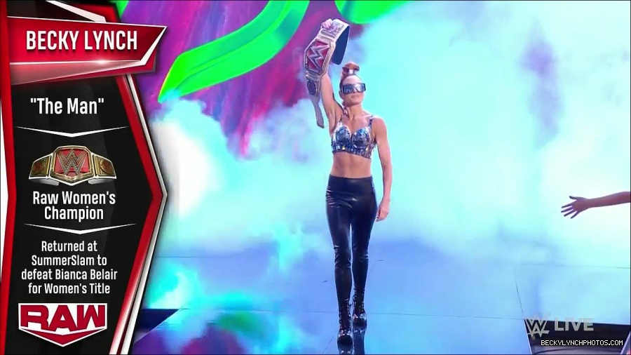 WWE_Monday_Night_Raw_2021_11_08_720p_HDTV_x264-NWCHD_mp4_004135203.jpg