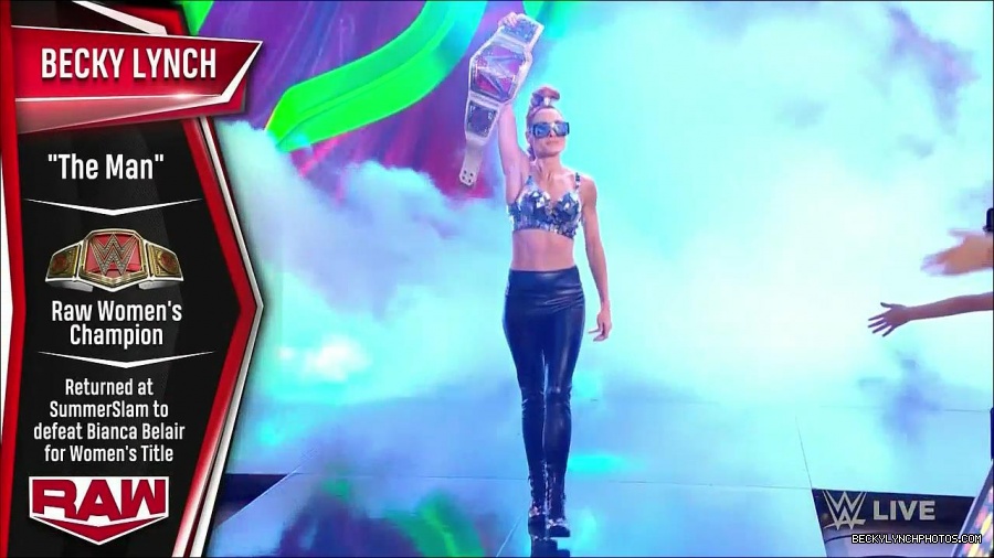 WWE_Monday_Night_Raw_2021_11_08_720p_HDTV_x264-NWCHD_mp4_004135603.jpg