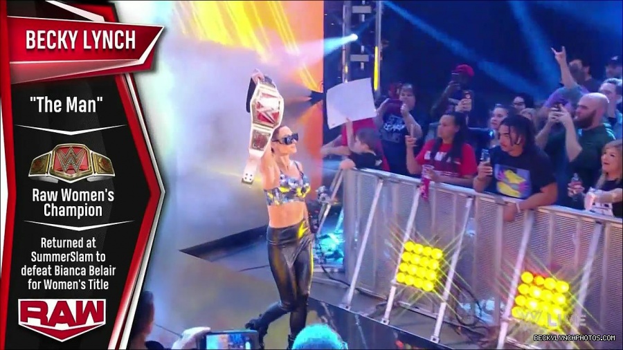 WWE_Monday_Night_Raw_2021_11_08_720p_HDTV_x264-NWCHD_mp4_004137205.jpg