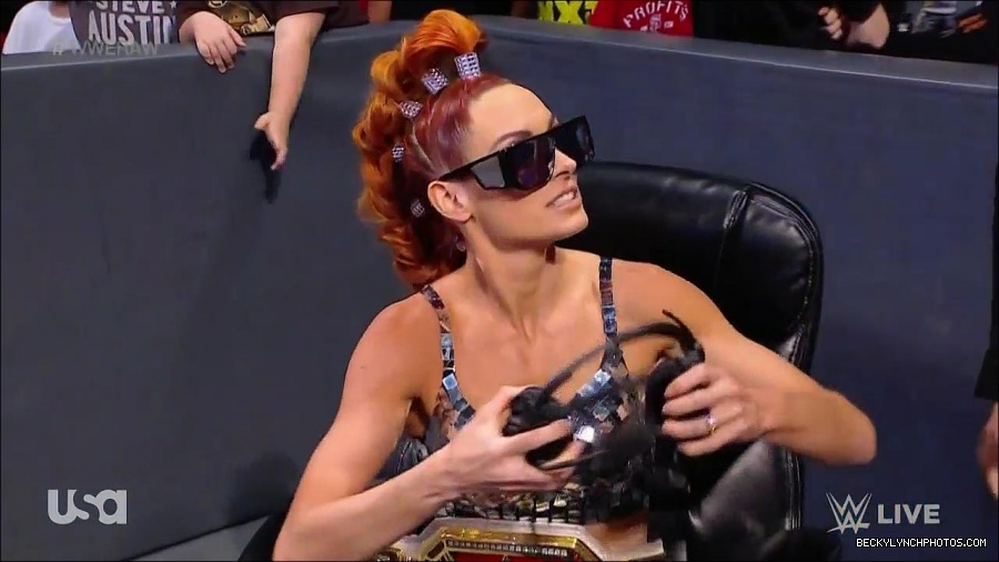 WWE_Monday_Night_Raw_2021_11_08_720p_HDTV_x264-NWCHD_mp4_004176844.jpg
