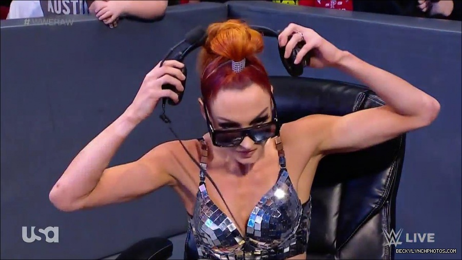 WWE_Monday_Night_Raw_2021_11_08_720p_HDTV_x264-NWCHD_mp4_004177645.jpg