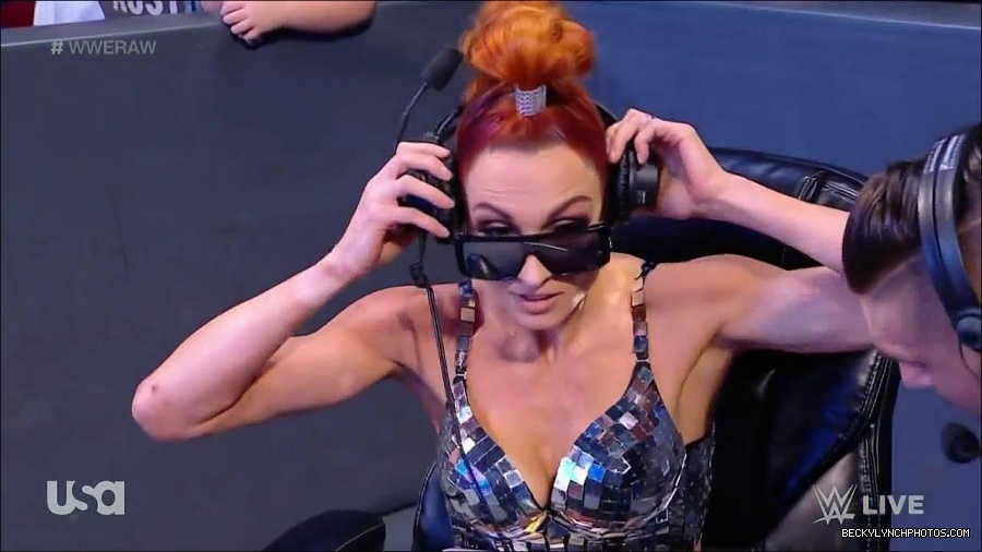 WWE_Monday_Night_Raw_2021_11_08_720p_HDTV_x264-NWCHD_mp4_004178846.jpg