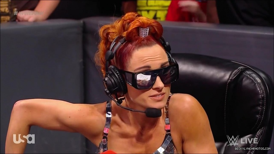 WWE_Monday_Night_Raw_2021_11_08_720p_HDTV_x264-NWCHD_mp4_004471839.jpg