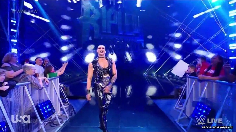 WWE_Monday_Night_Raw_2021_11_08_720p_HDTV_x264-NWCHD_mp4_004620688.jpg