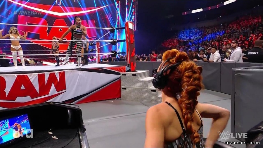 WWE_Monday_Night_Raw_2021_11_08_720p_HDTV_x264-NWCHD_mp4_004700367.jpg
