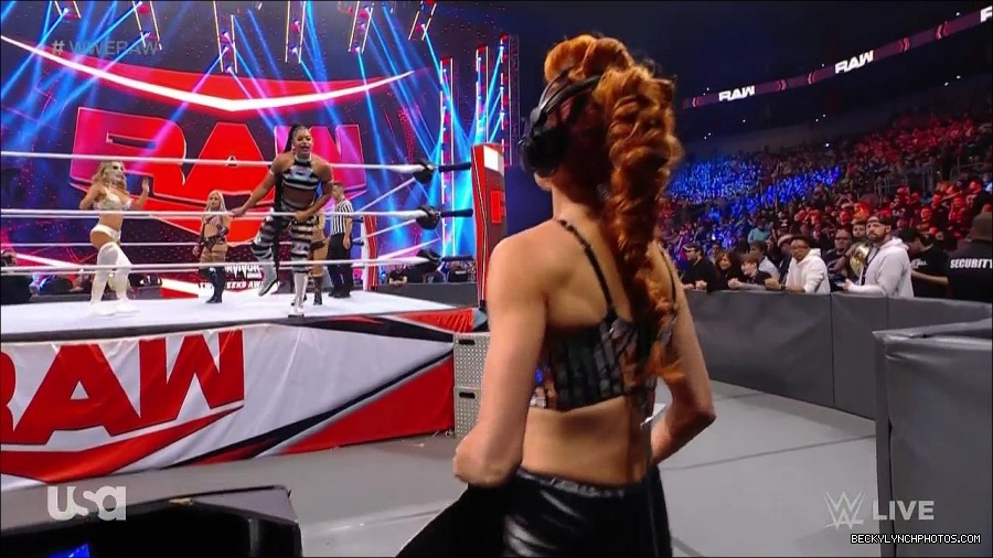 WWE_Monday_Night_Raw_2021_11_08_720p_HDTV_x264-NWCHD_mp4_004701568.jpg
