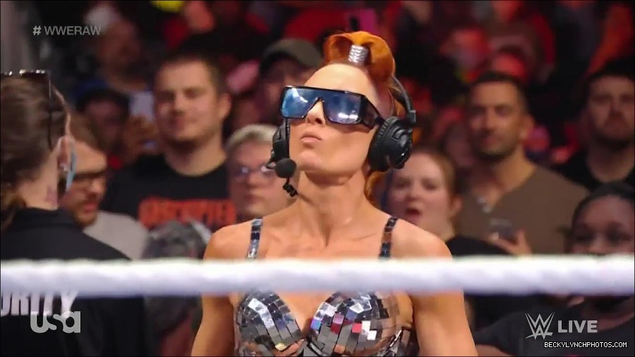 WWE_Monday_Night_Raw_2021_11_08_720p_HDTV_x264-NWCHD_mp4_004701969.jpg