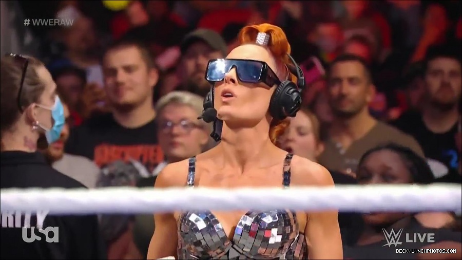 WWE_Monday_Night_Raw_2021_11_08_720p_HDTV_x264-NWCHD_mp4_004702369.jpg