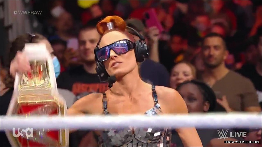 WWE_Monday_Night_Raw_2021_11_08_720p_HDTV_x264-NWCHD_mp4_004702770.jpg