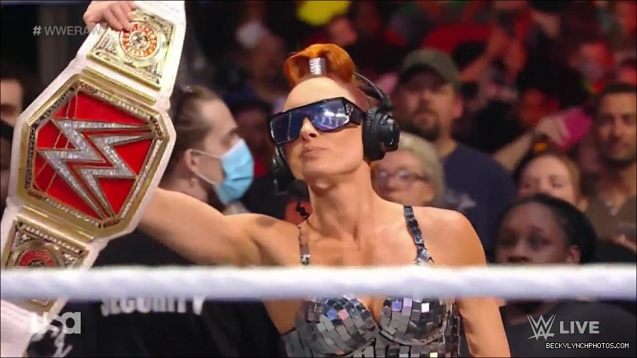 WWE_Monday_Night_Raw_2021_11_08_720p_HDTV_x264-NWCHD_mp4_004703170.jpg