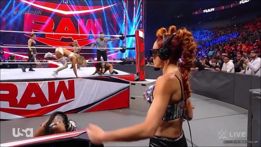 WWE_Monday_Night_Raw_2021_11_08_720p_HDTV_x264-NWCHD_mp4_004705572.jpg