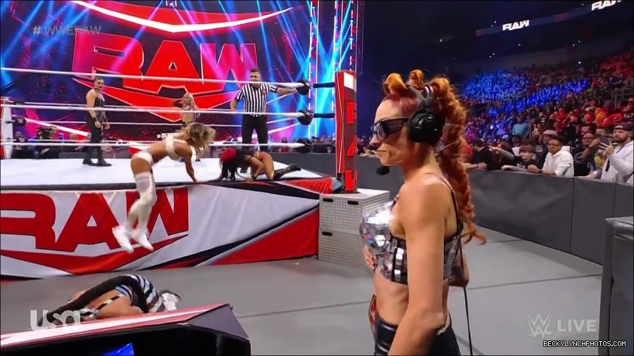 WWE_Monday_Night_Raw_2021_11_08_720p_HDTV_x264-NWCHD_mp4_004705973.jpg