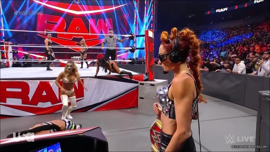 WWE_Monday_Night_Raw_2021_11_08_720p_HDTV_x264-NWCHD_mp4_004706373.jpg