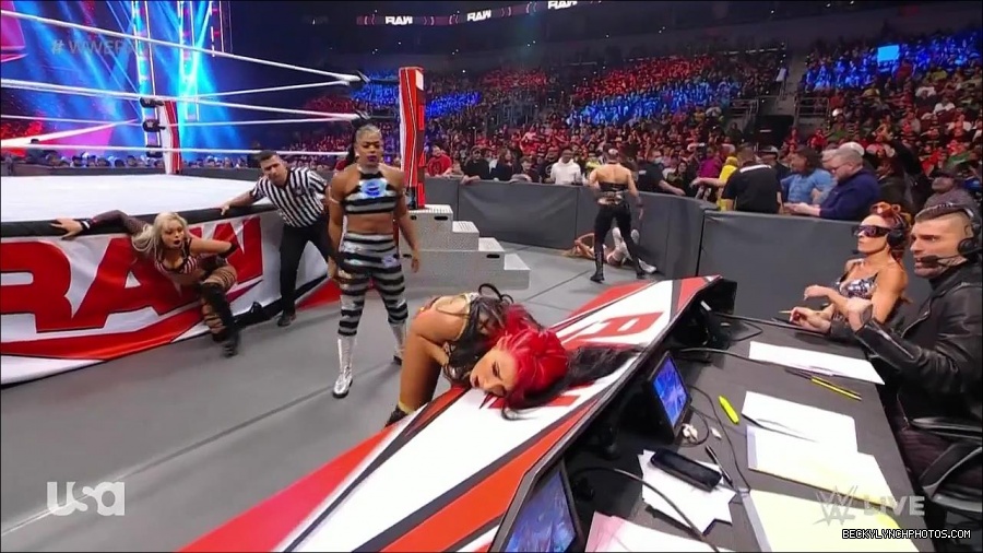 WWE_Monday_Night_Raw_2021_11_08_720p_HDTV_x264-NWCHD_mp4_004721455.jpg