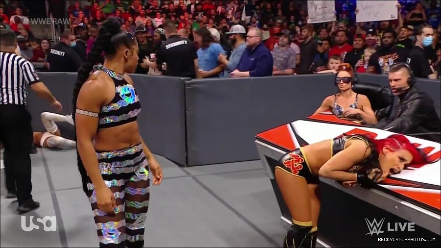 WWE_Monday_Night_Raw_2021_11_08_720p_HDTV_x264-NWCHD_mp4_004722656.jpg