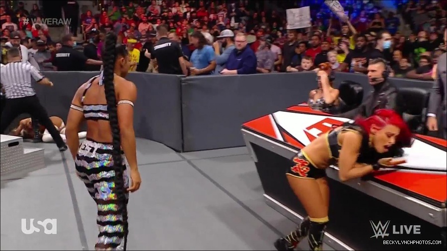 WWE_Monday_Night_Raw_2021_11_08_720p_HDTV_x264-NWCHD_mp4_004723857.jpg