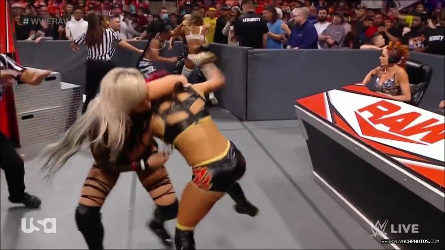 WWE_Monday_Night_Raw_2021_11_08_720p_HDTV_x264-NWCHD_mp4_004734268.jpg