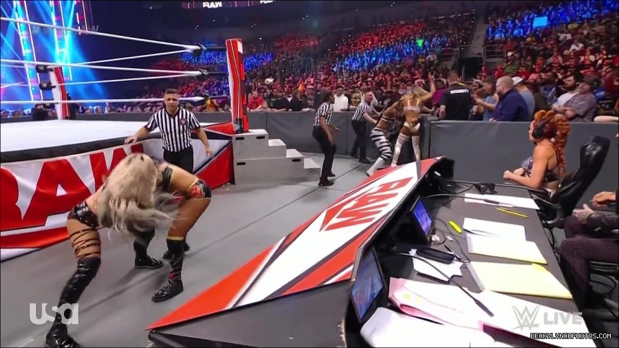 WWE_Monday_Night_Raw_2021_11_08_720p_HDTV_x264-NWCHD_mp4_004735069.jpg