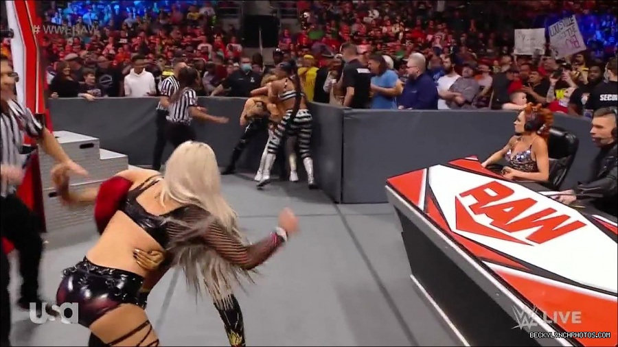 WWE_Monday_Night_Raw_2021_11_08_720p_HDTV_x264-NWCHD_mp4_004736270.jpg