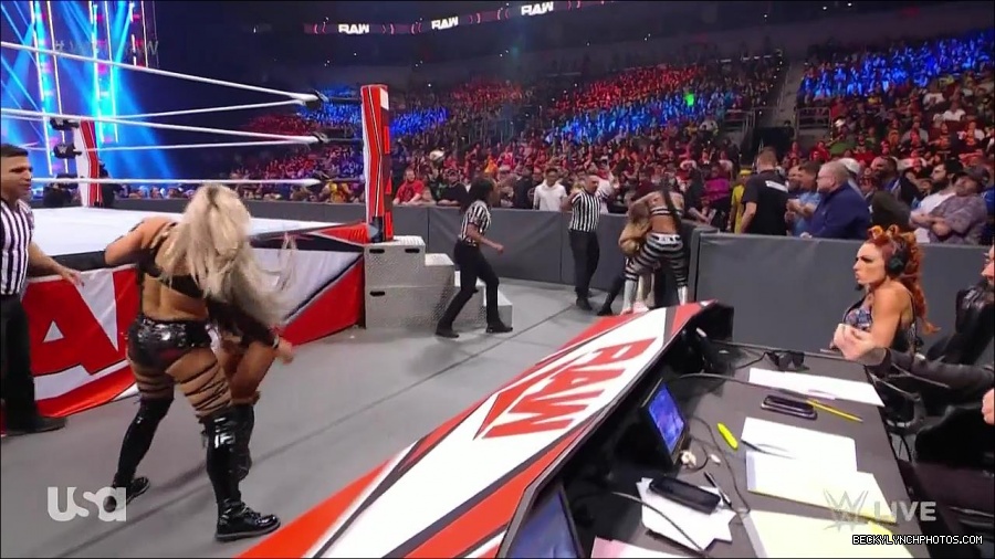 WWE_Monday_Night_Raw_2021_11_08_720p_HDTV_x264-NWCHD_mp4_004739073.jpg