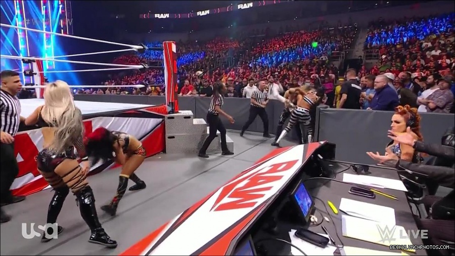 WWE_Monday_Night_Raw_2021_11_08_720p_HDTV_x264-NWCHD_mp4_004739473.jpg