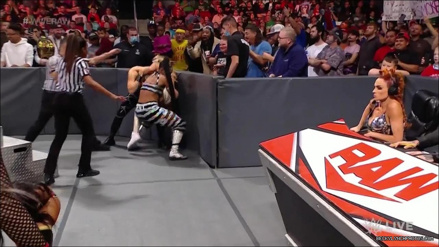 WWE_Monday_Night_Raw_2021_11_08_720p_HDTV_x264-NWCHD_mp4_004741875.jpg