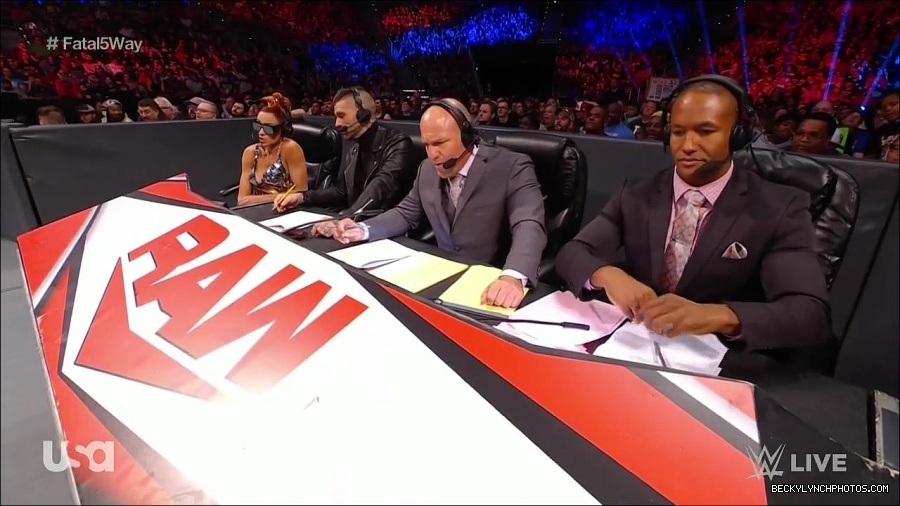 WWE_Monday_Night_Raw_2021_11_08_720p_HDTV_x264-NWCHD_mp4_004812364.jpg