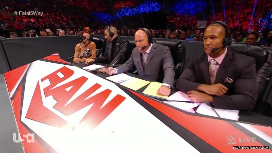 WWE_Monday_Night_Raw_2021_11_08_720p_HDTV_x264-NWCHD_mp4_004812764.jpg