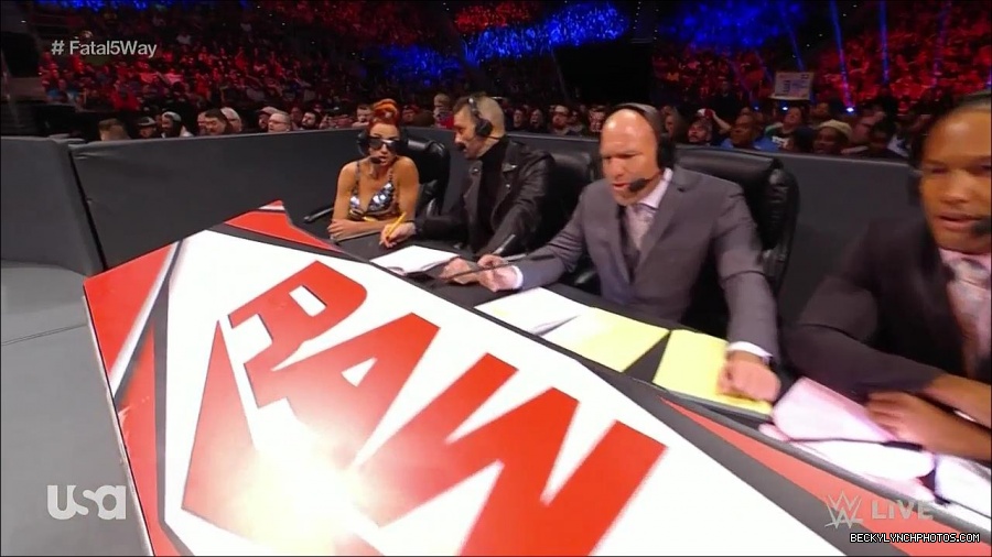 WWE_Monday_Night_Raw_2021_11_08_720p_HDTV_x264-NWCHD_mp4_004813164.jpg