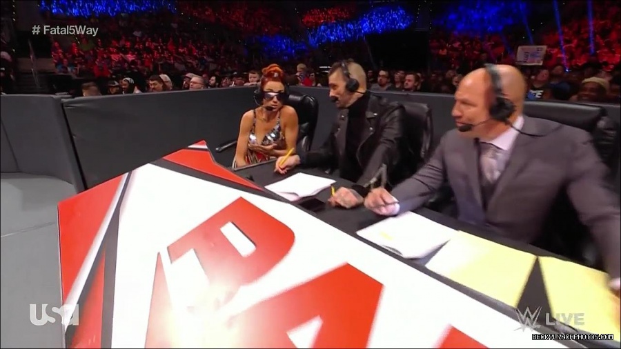 WWE_Monday_Night_Raw_2021_11_08_720p_HDTV_x264-NWCHD_mp4_004813565.jpg