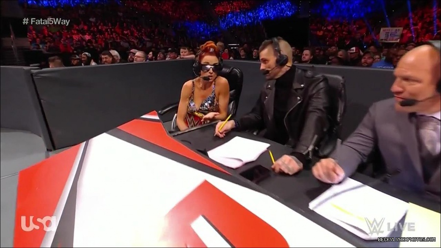 WWE_Monday_Night_Raw_2021_11_08_720p_HDTV_x264-NWCHD_mp4_004813965.jpg
