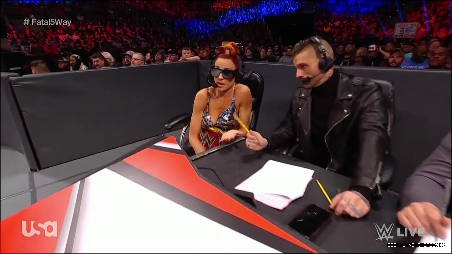 WWE_Monday_Night_Raw_2021_11_08_720p_HDTV_x264-NWCHD_mp4_004814366.jpg