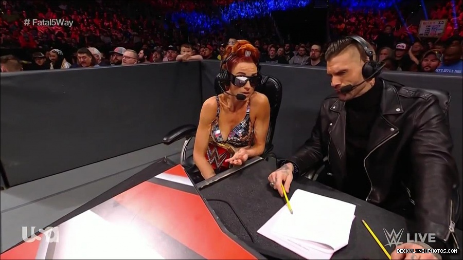 WWE_Monday_Night_Raw_2021_11_08_720p_HDTV_x264-NWCHD_mp4_004815166.jpg