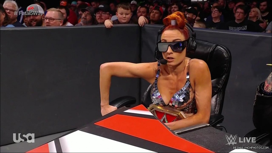 WWE_Monday_Night_Raw_2021_11_08_720p_HDTV_x264-NWCHD_mp4_004855607.jpg