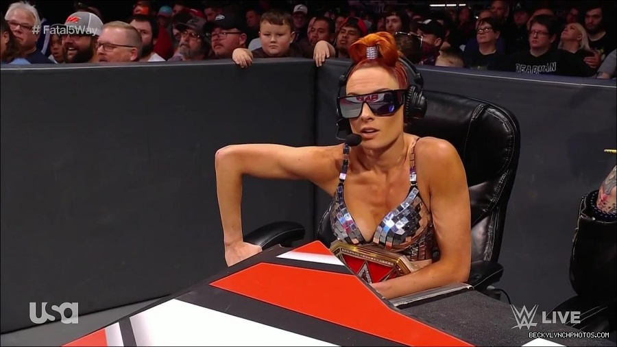 WWE_Monday_Night_Raw_2021_11_08_720p_HDTV_x264-NWCHD_mp4_004856007.jpg