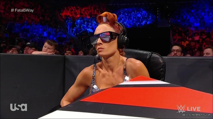WWE_Monday_Night_Raw_2021_11_08_720p_HDTV_x264-NWCHD_mp4_004892043.jpg