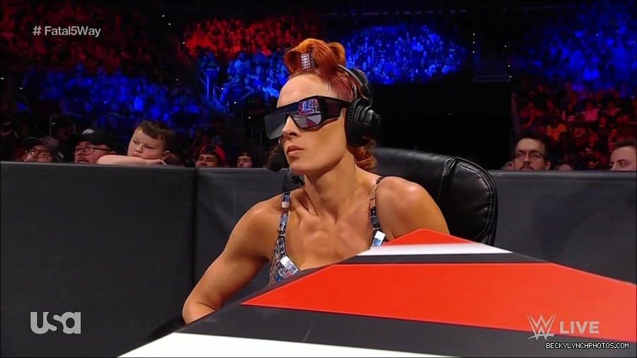 WWE_Monday_Night_Raw_2021_11_08_720p_HDTV_x264-NWCHD_mp4_004892444.jpg