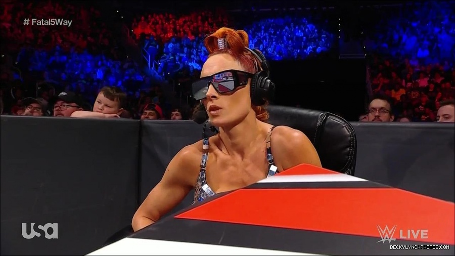 WWE_Monday_Night_Raw_2021_11_08_720p_HDTV_x264-NWCHD_mp4_004892844.jpg