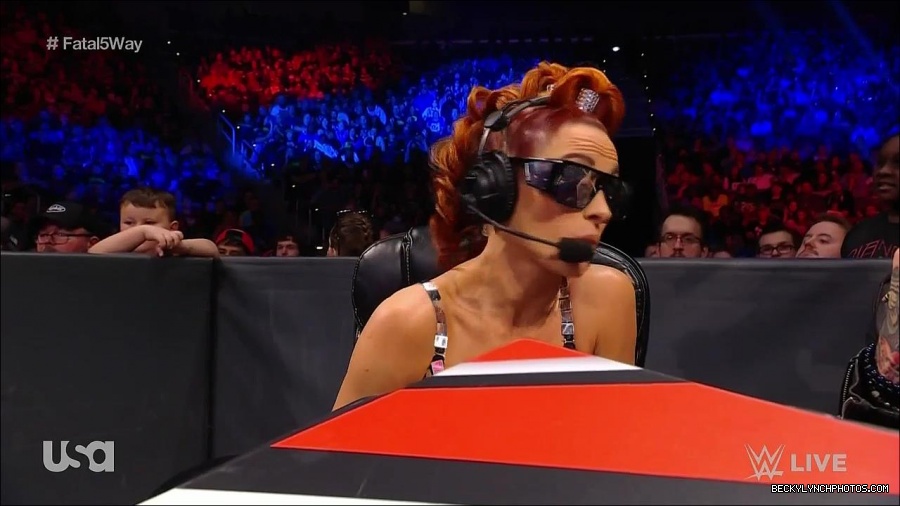 WWE_Monday_Night_Raw_2021_11_08_720p_HDTV_x264-NWCHD_mp4_004922474.jpg