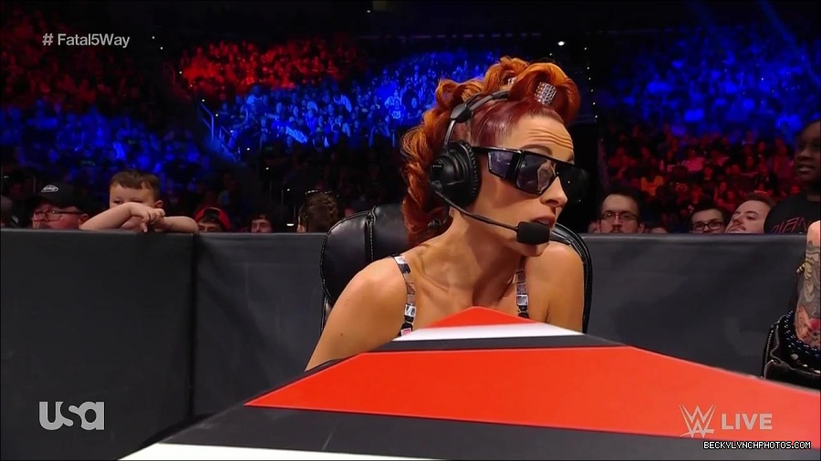 WWE_Monday_Night_Raw_2021_11_08_720p_HDTV_x264-NWCHD_mp4_004922874.jpg