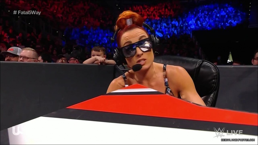 WWE_Monday_Night_Raw_2021_11_08_720p_HDTV_x264-NWCHD_mp4_004932083.jpg
