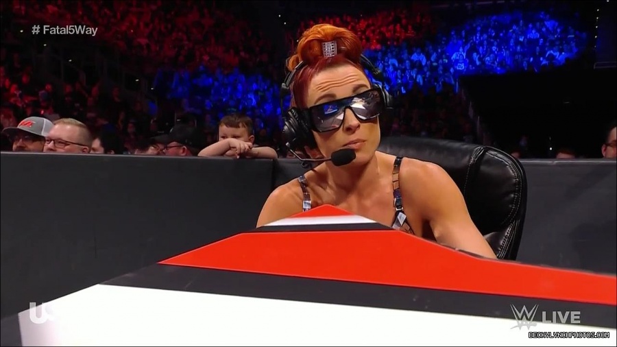 WWE_Monday_Night_Raw_2021_11_08_720p_HDTV_x264-NWCHD_mp4_004933284.jpg