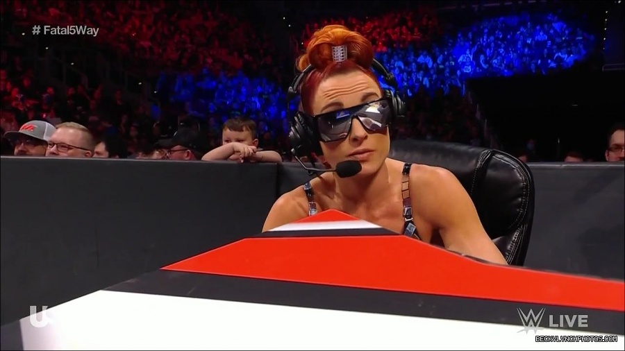 WWE_Monday_Night_Raw_2021_11_08_720p_HDTV_x264-NWCHD_mp4_004933685.jpg