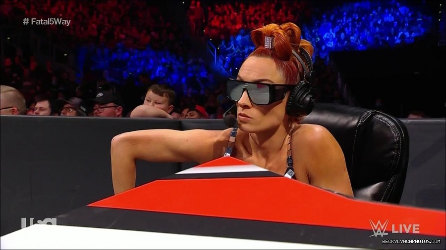 WWE_Monday_Night_Raw_2021_11_08_720p_HDTV_x264-NWCHD_mp4_004970755.jpg