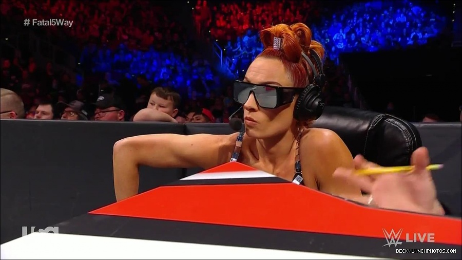 WWE_Monday_Night_Raw_2021_11_08_720p_HDTV_x264-NWCHD_mp4_004971156.jpg