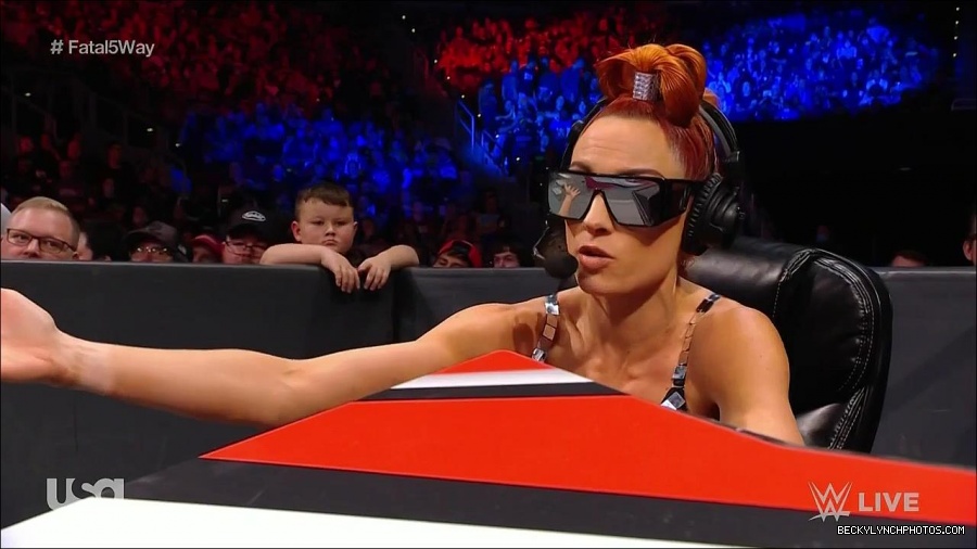 WWE_Monday_Night_Raw_2021_11_08_720p_HDTV_x264-NWCHD_mp4_004984369.jpg