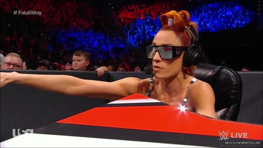 WWE_Monday_Night_Raw_2021_11_08_720p_HDTV_x264-NWCHD_mp4_004985170.jpg