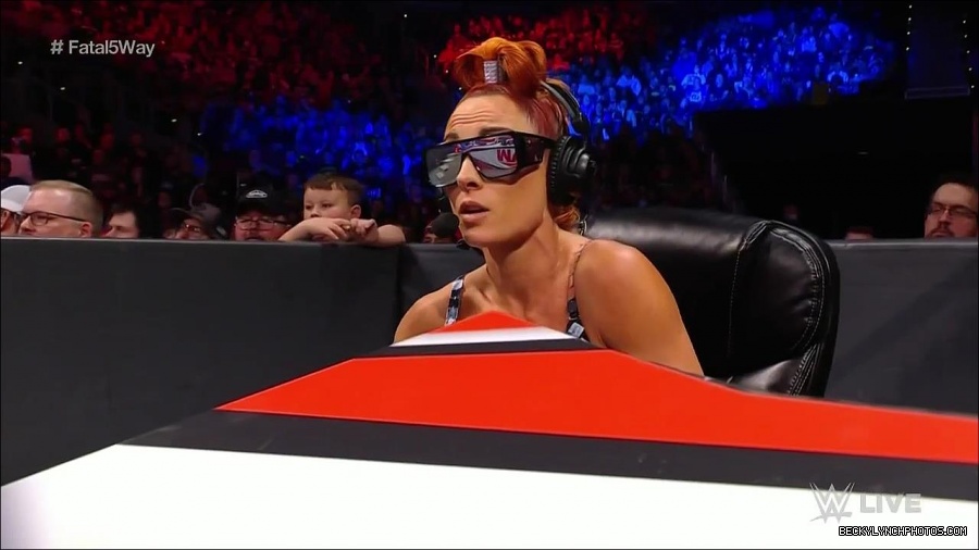 WWE_Monday_Night_Raw_2021_11_08_720p_HDTV_x264-NWCHD_mp4_005003588.jpg