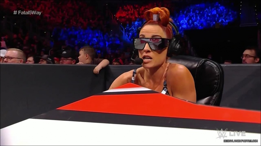 WWE_Monday_Night_Raw_2021_11_08_720p_HDTV_x264-NWCHD_mp4_005004389.jpg